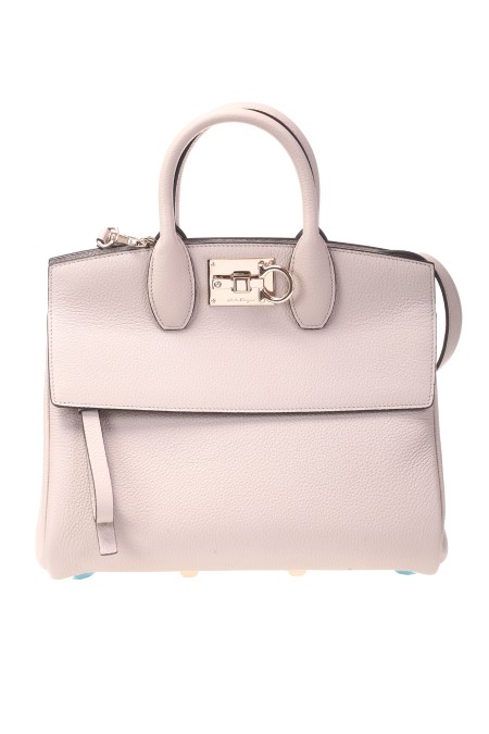 Shop SALVATORE FERRAGAMO  Borsa: Salvatore Ferragamo Studio bag misura small.
Grana naturale.
Priva di metalli.
Tasca frontale con zip.
Ampio comparto interno foderato.
Pochette rimovibile.
Chiusura metallica con dettaglio Gancini.
Fondo borchiato.
Tracolla rimovibile per indossarla anche cross body.
Dimensioni: Altezza 25 cm, Lunghezza 29 cm, Profondità 14 cm.
Composizione: 100% pelle di vitello.
Fabbricato in Italia.. 21H159 THE STUDIO-102757948